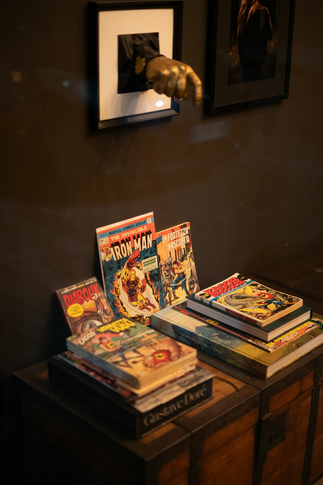 a-table-with-a-bunch-of-comics-on-top-of-it-pprgwvjma84